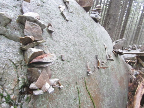 cairnhenge - stones inserted in crack